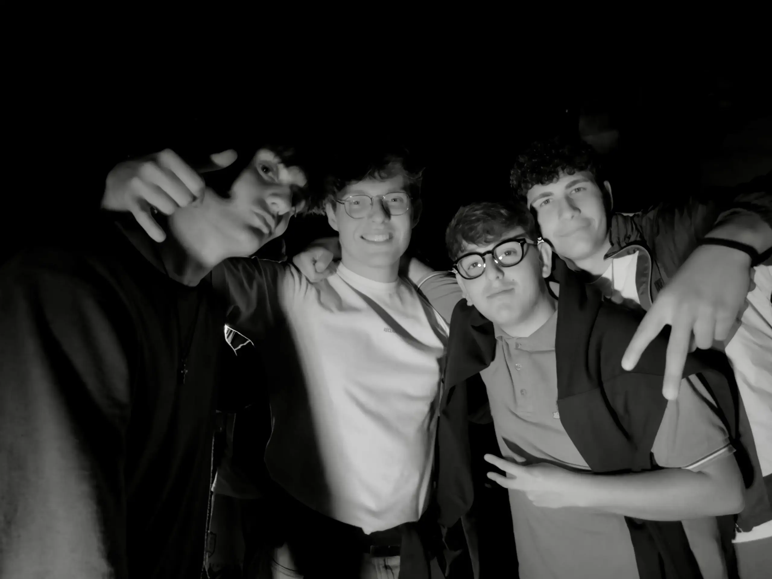Quattro ragazzi della Spit Session Community che festeggiano l'anniversario.